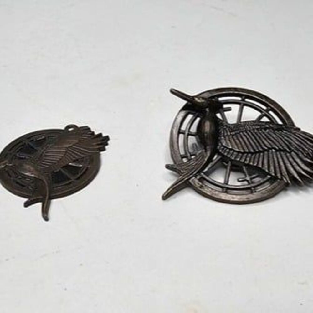 Lionsgate Entertainment 2013 Mocking Jay Pendant (no chain) and Brooch Pin Set